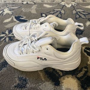 white fila shoes